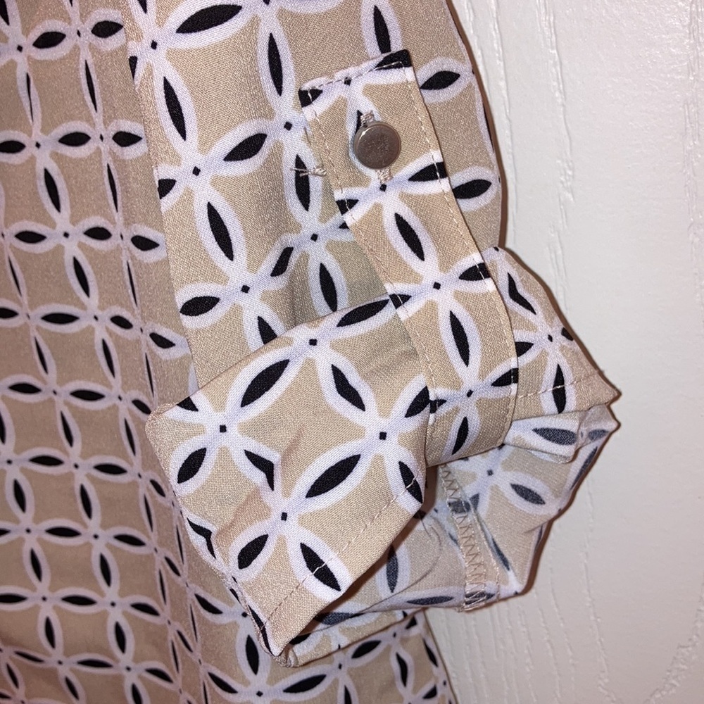 Like new Adrienne Vittadini patterned top with two zip pockets on the front - Picture 5 of 7